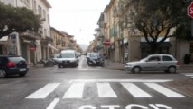 ciclista prende a pugni un sordomuto