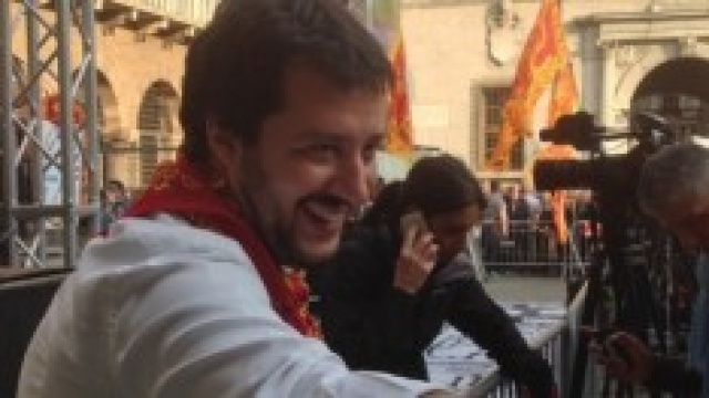 Matteo Salvini saluta i leghisti a Verona