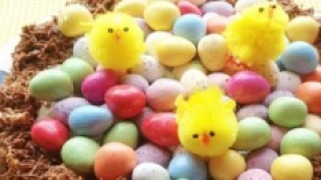 Nido di Pasqua ripieno di ovetti di cioccolato