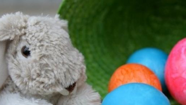 Cheesecake di Pasqua decorata con panna e ovetti