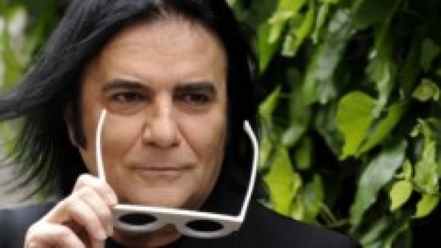 Renato Zero derubato e picchiato