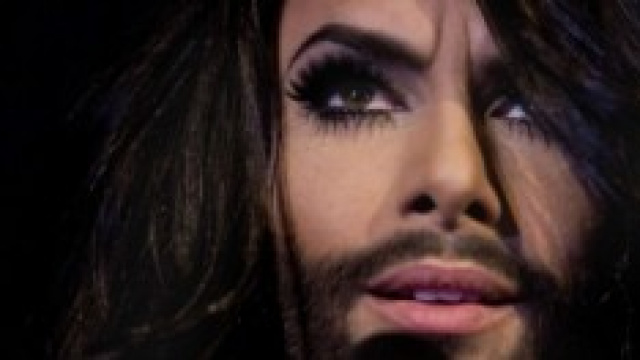 Un primo piano del viso della cantante