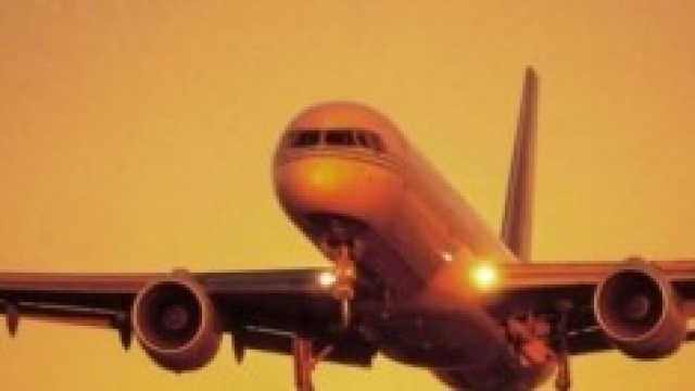 Donna partorisce due gemelli in aereo