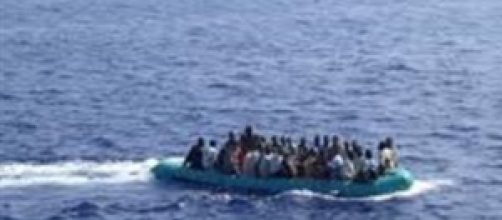 Barcone con 400 immigrati al largo di Lampedusa