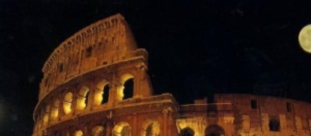 Un immagine del Colosseo di notte Un immagine del Colosseo di notte