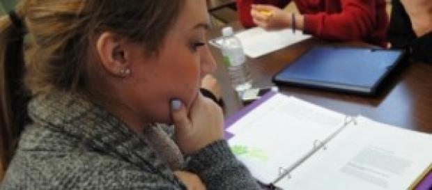 Ragazza che sta studiando. Ragazza che sta studiando.
