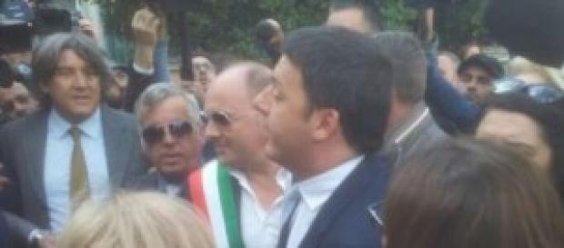 Renzi incontra i bimbi della scuola Parini Renzi incontra i bimbi della scuola Parini