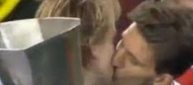 Il bacio tra tra Ivan Rakitic e Daniel Carrico Il bacio tra tra Ivan Rakitic e Daniel Carrico