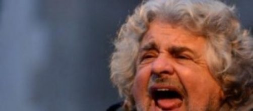 Beppe Grillo contro il cane di Berlusconi