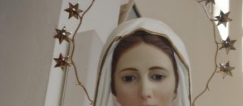 Una statua raffigurante la Vergine Maria