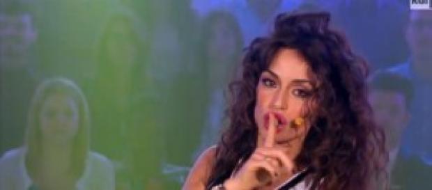 Raffaella Fico cantante: prima esibizione tv Raffaella Fico cantante: prima esibizione tv