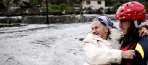 Una donna anziana soccorsa 