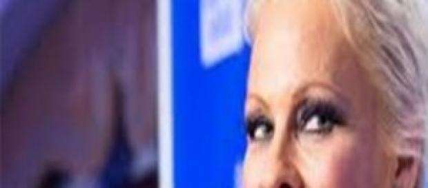 Pamela Anderson stuprata da bambina Pamela Anderson stuprata da bambina