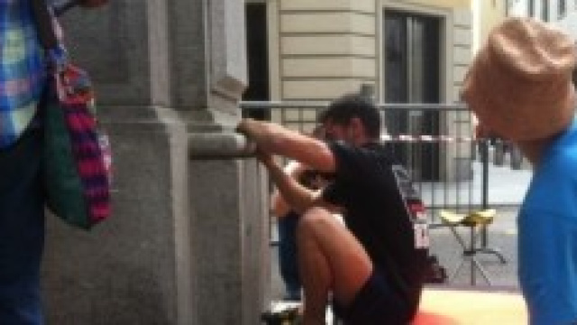 Arrampicatore in azione su un passaggio.