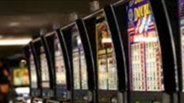 Chiude il figlio in auto e va a giocare a Bingo.