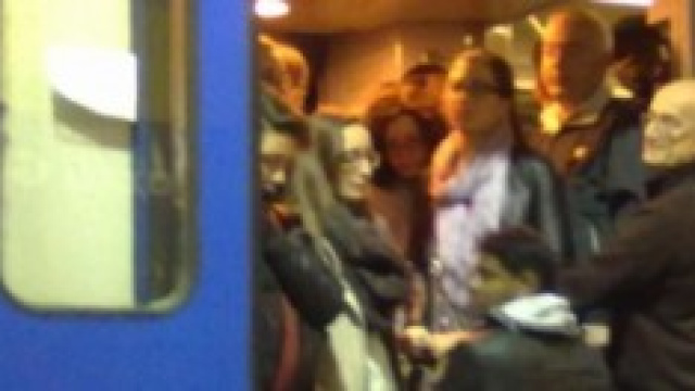 I viaggiatori si accalcano