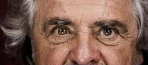 Beppe Grillo contro Berlusconi :E’ un pover’uomo Beppe Grillo contro Berlusconi :E’ un pover’uomo