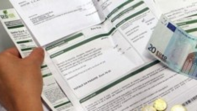 Un cittadino alle prese con le bollette