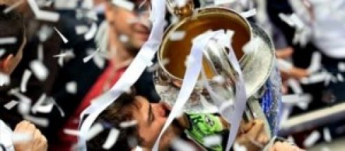 Iker Casillas solleva la Coppa.