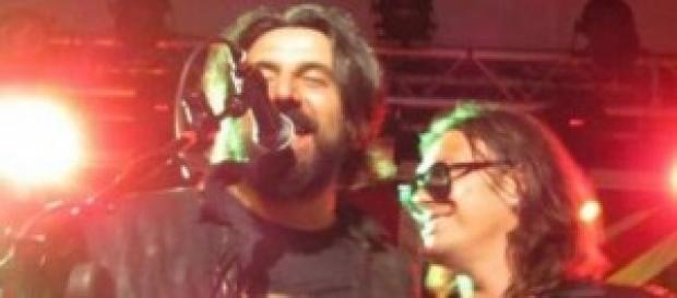 Gianluca Grignani ubriaco sul palco Gianluca Grignani ubriaco sul palco