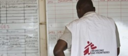 Personale di MSF al lavoro nella sede di Conakry.
