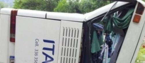 Si ribalta bus di ragazzi nel bellunese