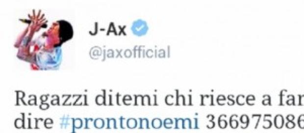 J-Ax, perfido, cinguetta il cellulare di Noemi J-Ax, perfido, cinguetta il cellulare di Noemi