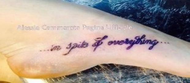 Alessia Cammarrota sfoggia il tatuaggio per Aldo Alessia Cammarrota sfoggia il tatuaggio per Aldo