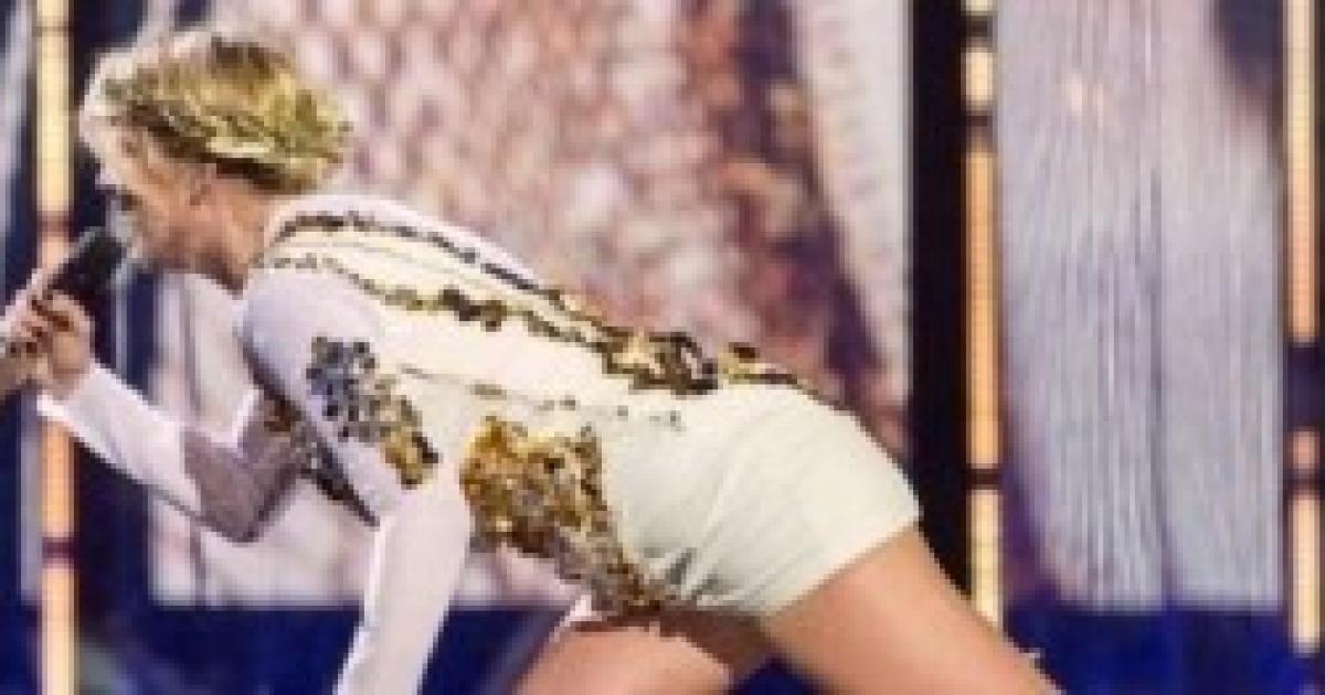 Emma Marrone scandalo osè: mostra gli slip alle prove dell ...