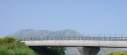 La foto del ponte degli sprechi visto da lontano