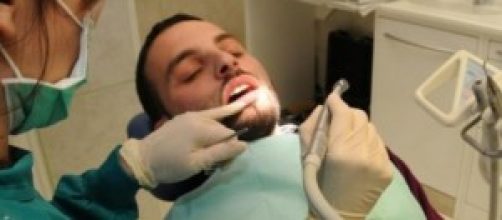 un dentista all'opera su un paziente