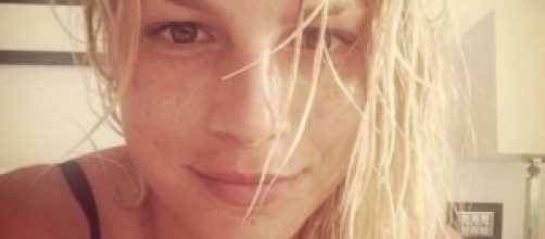 Emma Marrone single, 'bikini bridge' su Instagram