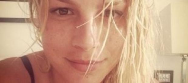 Emma Marrone single, 'bikini bridge' su Instagram Emma Marrone single, 'bikini bridge' su Instagram