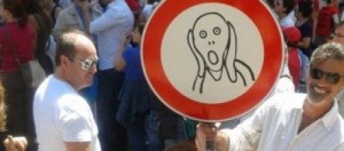 Insegnante manifestante con cartello Urlo di Munch