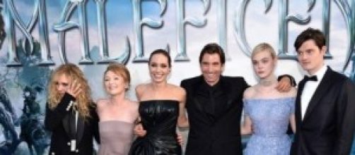 Angelina Jolie con il cast del film Maleficent.