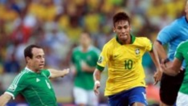 La stella del Brasile, Neymar in azione. 