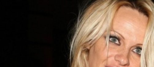 Pamela Anderson confessa: il seno l'ha aiutata