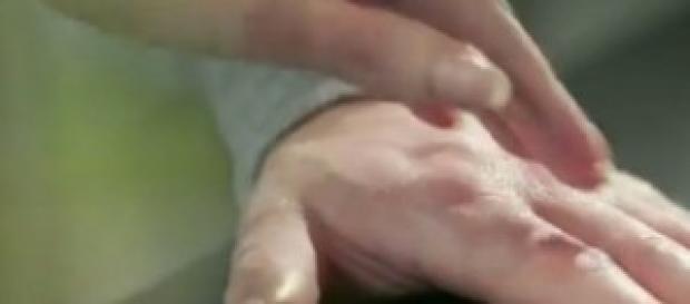 La mano della madre su quella del figlio La mano della madre su quella del figlio