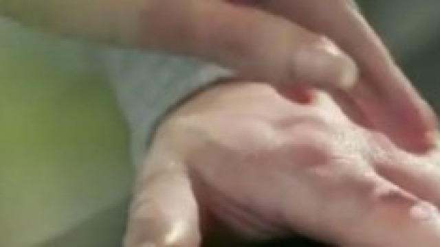 La mano della madre su quella del figlio