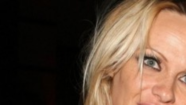 Pamela Anderson confessa: il seno l'ha aiutata