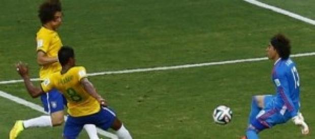 El 'Memo' el saca un balón a Paulinho. El 'Memo' el saca un balón a Paulinho.