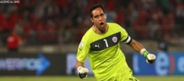 El arquero chileno, festejando un gol El arquero chileno, festejando un gol