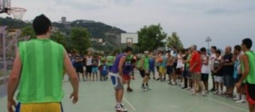 giovani giocano al basket all'aperto