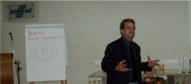 Tarcísio Neves ministrando palestra no SEBRAE Tarcísio Neves ministrando palestra no SEBRAE
