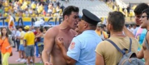 Uno de los energúmenos que salto al campo. Uno de los energúmenos que salto al campo.