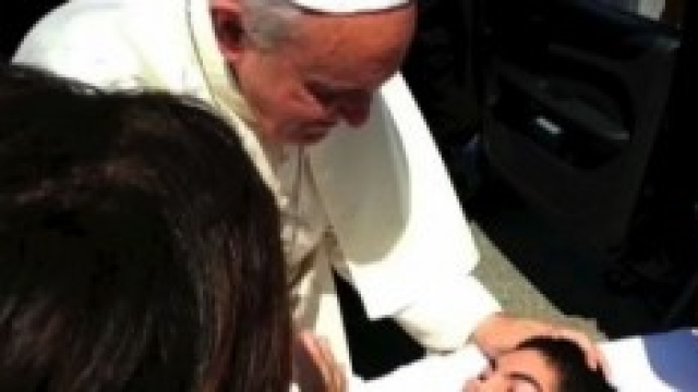 Il Papa tra i fedeli sulla strada per Sibari.