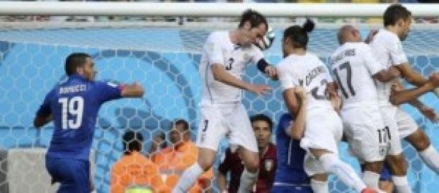 Godín marca el gol de la victoria. Foto: As Godín marca el gol de la victoria. Foto: As