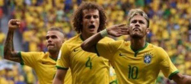 Neymar celebra con el público uno de sus goles. Neymar celebra con el público uno de sus goles.