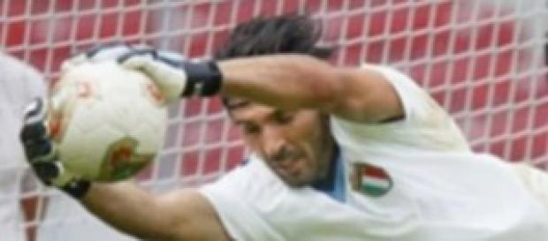 Gigi Buffon in un'azione di gioco Gigi Buffon in un'azione di gioco