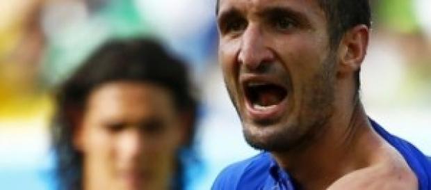 Momento en que Chiellini enseña el mordisco Momento en que Chiellini enseña el mordisco